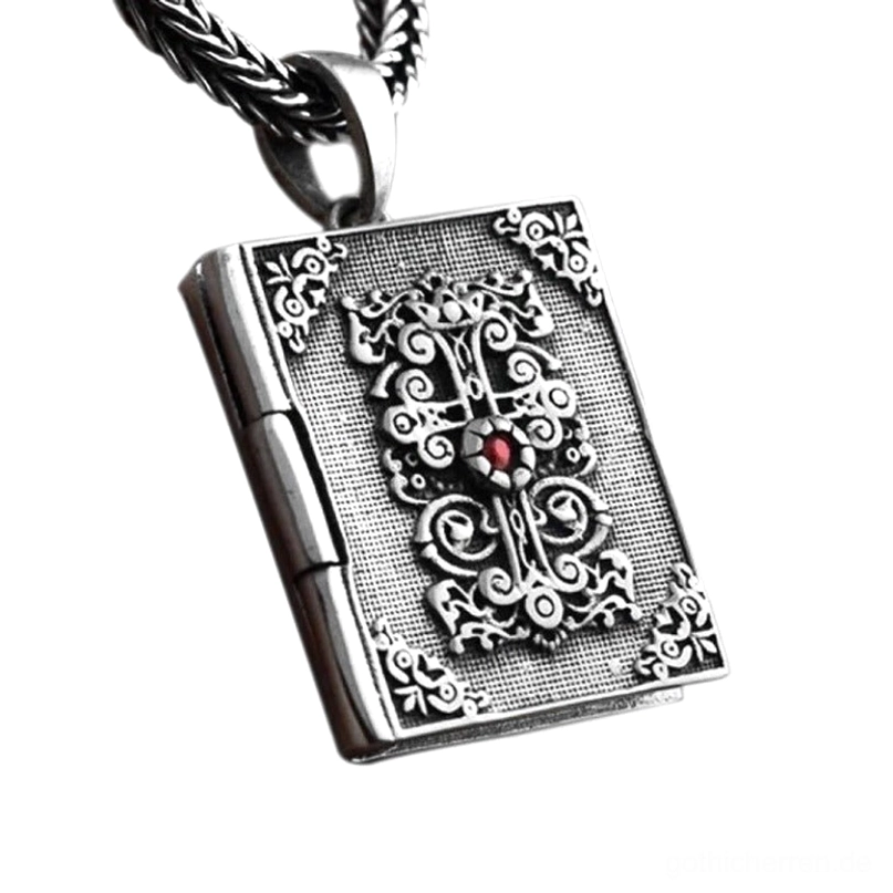 Sterling-Silber gotisches Bibel-Medaillon mit Ornament-Kreuz und Rubin-Edelstein, Dreiviertelvorderansicht mit detailliertem religiösem Buchdesign und erhabenem Schnörkelwerk