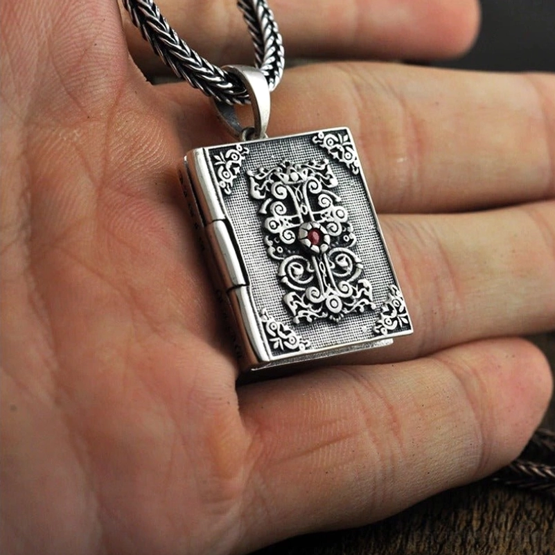 Vintage Sterling-Silber-Bibel-Medaillon-Anhänger in Handfläche mit Größendarstellung und gedrehter Silberketten-Detail, gotische Schmuckkunst