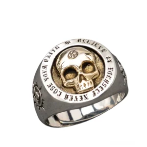 Sterling-Silber Totenkopf Siegelring mit zweifarbigem Metallfinish, gravierte Sonnenmotive auf dem Band, Gothic Ring aus echtem 925er Silber, schräg von vorne