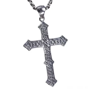 Detaillierte Frontperspektive des Silber Totenkopf Kreuz Anhängers mit feinen Relief-Schnitzungen, vintage gebürsteter Oberfläche und gotischer Handwerkskunst