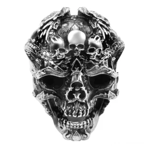 925er Sterlingsilber Totenkopf Ring Vorderansicht mit mehrfachen Schädelmotiven und aufwendiger Drachenverzierung in antikem Silberfinish