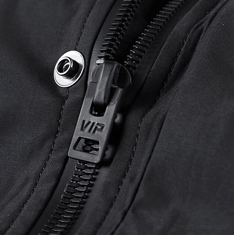 Premium VIP Reißverschluss und Metalldruckknopf Hardware Detail an gotischer Tactical Bomber Jacke - schwere Qualitäts-Metallverschlüsse Nahaufnahme