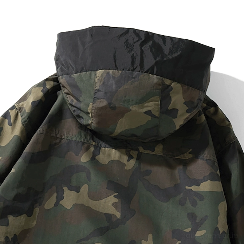 Rückansicht männliches Modell trägt taktischen Camouflage-Gothic-Military-Kapuzenpullover, zeigt Kapuzen-Design und Gesamtpassform-Proportionen, Oversized-Silhouette, dunkler Hintergrund
