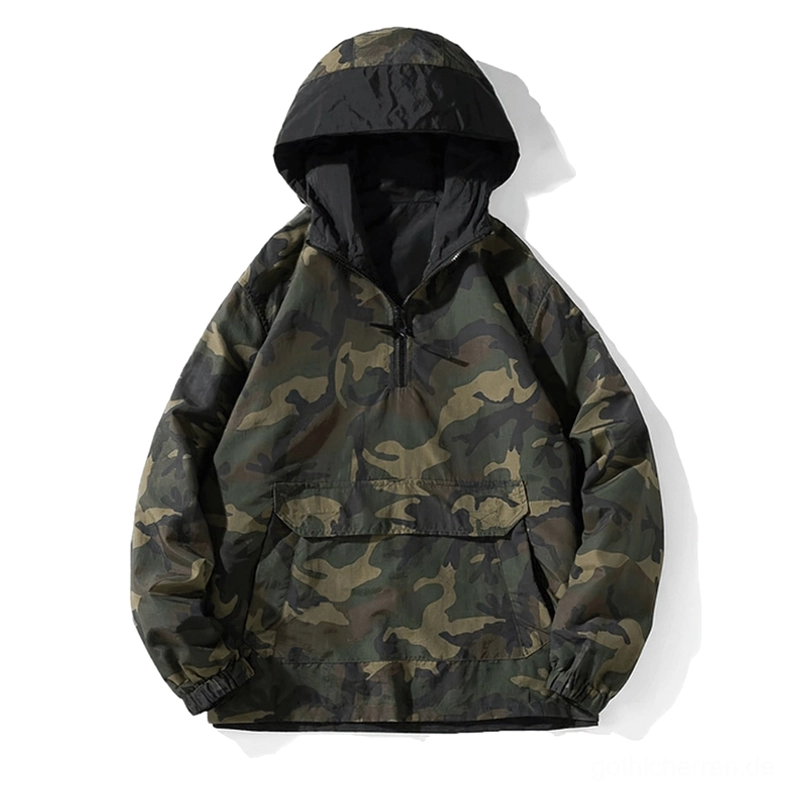 Flat-Lay-Vorderansicht des Taktischen Gothic-Military-Kapuzenpullovers mit Camouflage-Muster, Half-Zip-Plaket, große Känguru-Tasche, Oversized-Passform auf weißem Hintergrund