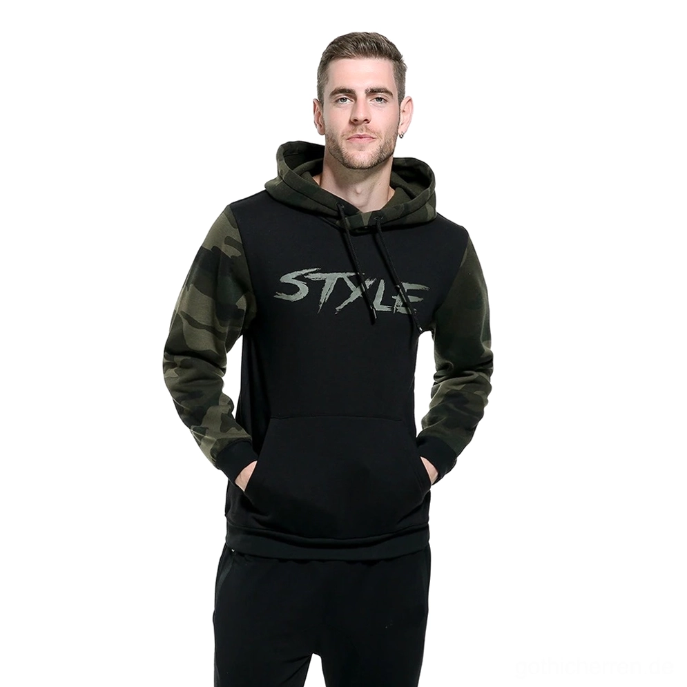 Taktischer Camouflage-Farbblock-Herrenhoodie Frontansicht mit STYLE-Druck und Känguru-Tasche auf männlichem Model in Studio-Setting