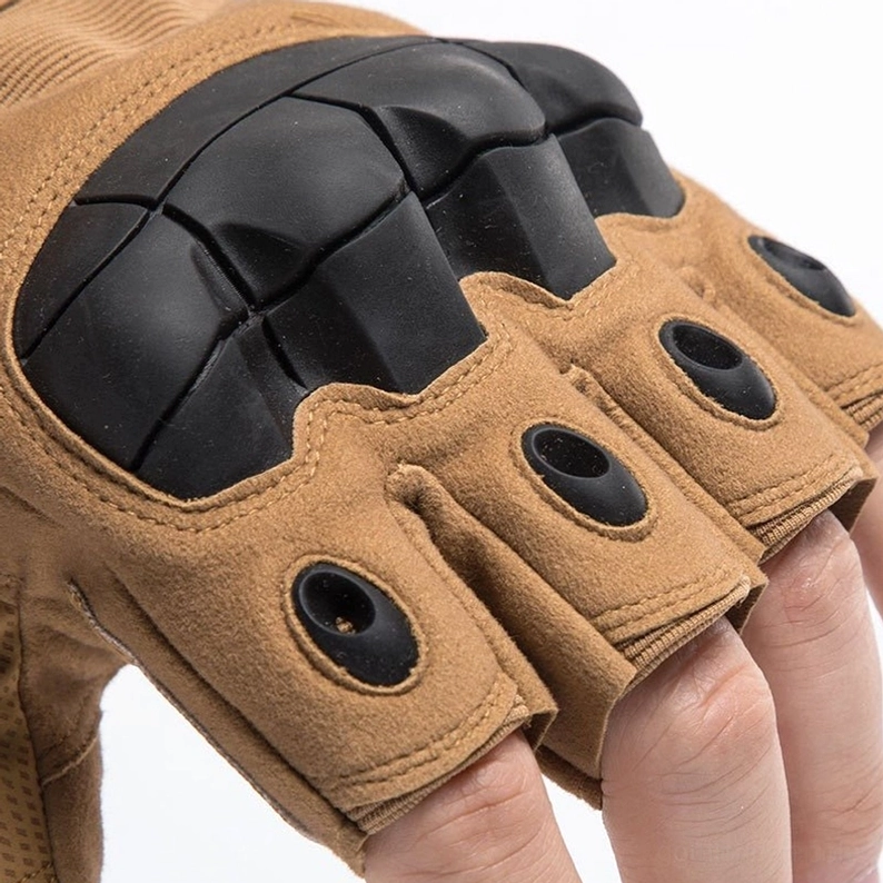 Taktische halbe Finger fingerlose Handschuhe am Modell, Demonstration der ergonomischen Passform und Funktionalität des verstellbaren Verschlusses