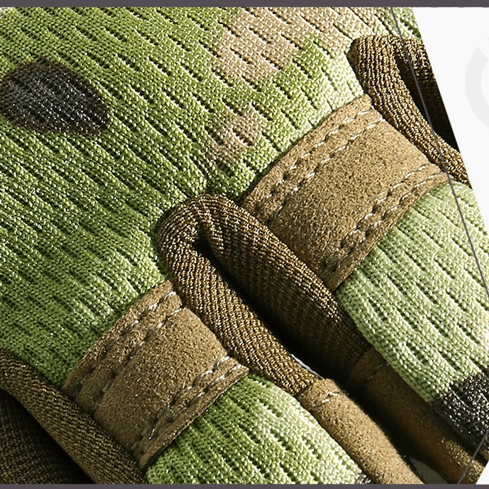 Detailaufnahme der Materialkomposition: Camouflage-Wovenstoff und verstärkte Wildleder-Verschlussband-Konstruktion