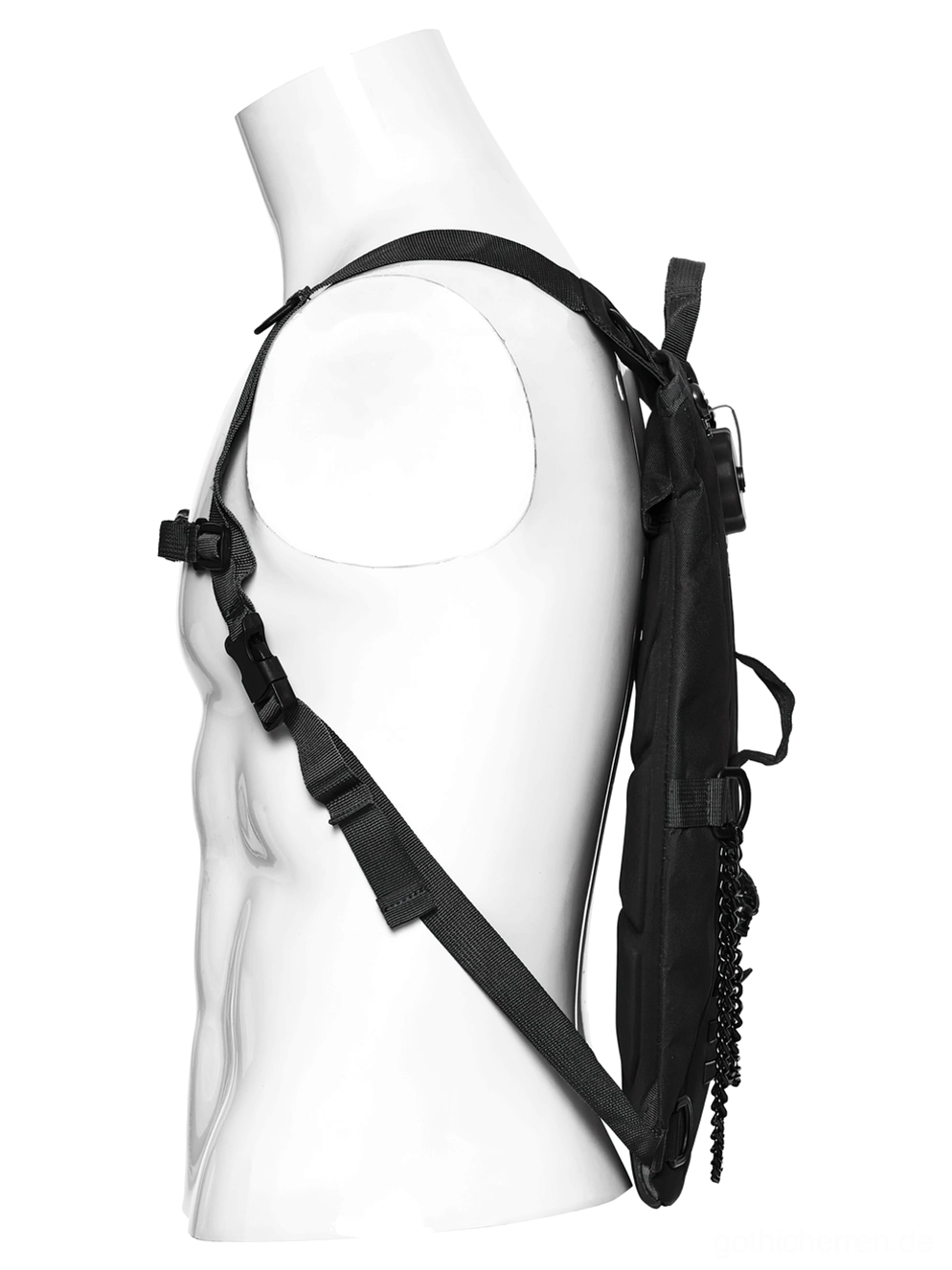 Dunkler Tactical Rucksack Schulter-Tragriemen mit verstellbaren Nylon-Gurten und hängenden Ketten-Akzenten, Seitenansicht auf männlicher Form