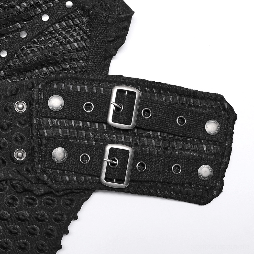 Großaufnahme des verstellbaren Schnallen-Schultergurts mit metallischen Nieten und schwarzem Webgurt auf schwarzem Gothic-Tactical-Shirt