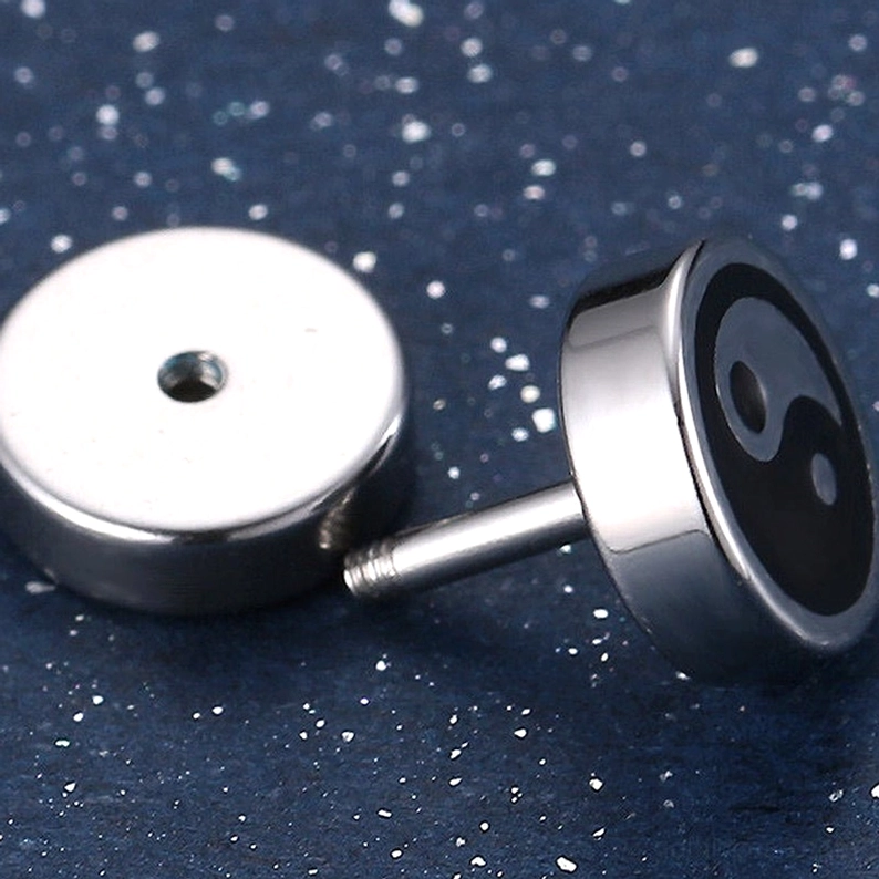 Einzelner Tai Chi Stecker-Ohrring Front- und Rückansicht, zeigt das Yin Yang Muster auf der Vorderseite und die sichere Druckpost auf der Rückseite, chirurgischer Edelstahl Hochglanzpolierung