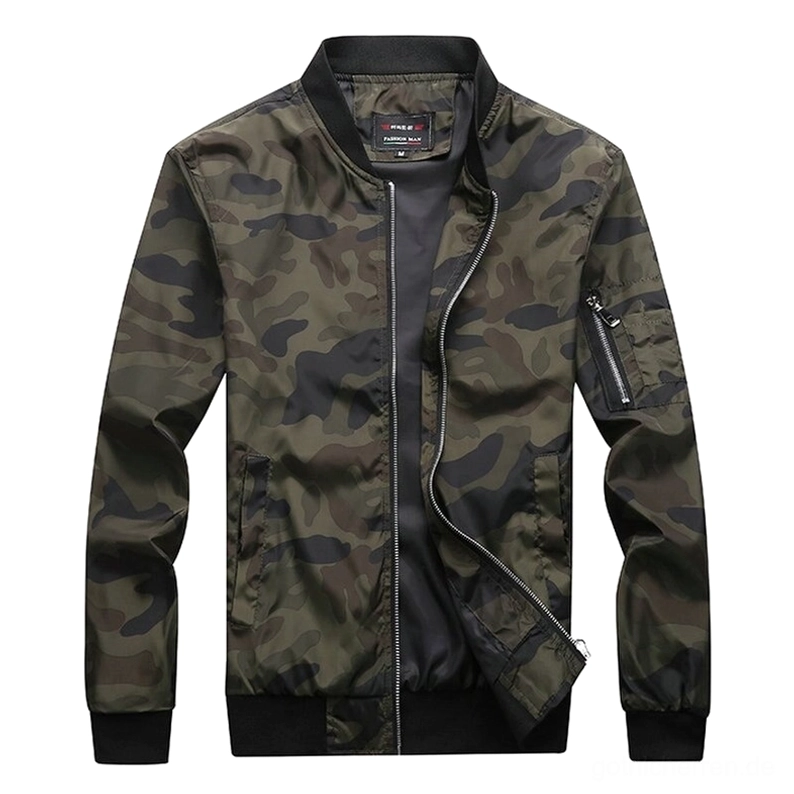 Armeegrüne Camouflage Gothic Bomberjacke Vorderansicht mit Metallreißverschluss und schwarzem geripptem Kragendetail auf weißem Hintergrund, taktische Herren-Jacke