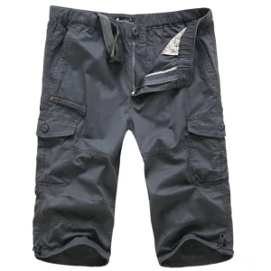 Flache Aufsicht grauer Cargo-Capri-Shorts zeigt Details von Reißverschlussfliege verstellbarer Taillenstrap verstärkte Taschendetails und YKK-Qualitätskonstruktion