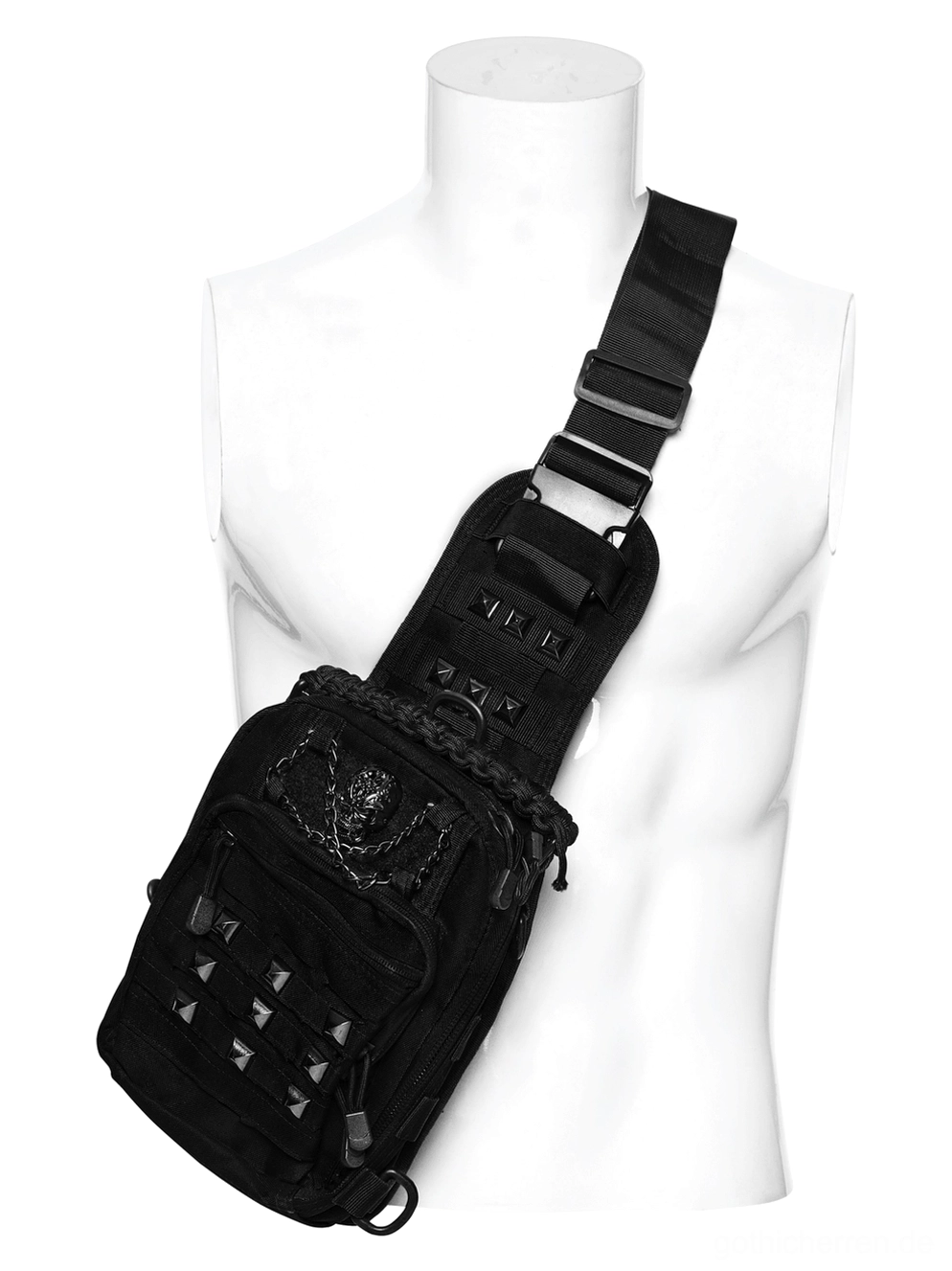 Taktische Gothic Crossbody-Tasche mit Metall-Totenkopf-Hardware und Stud-Verzierungen – Detail der Vorder-Dekoration und Kettenakzente