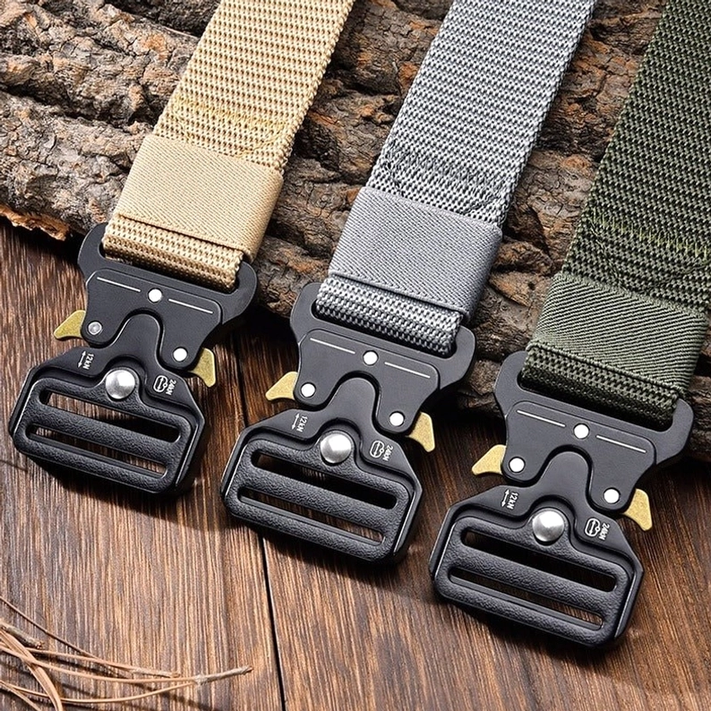 Mehrere taktische Nylon-Gürtel in Khaki, Grau und Grün auf natürlichem Hintergrund – Farbvarianten Kollektion Übersicht