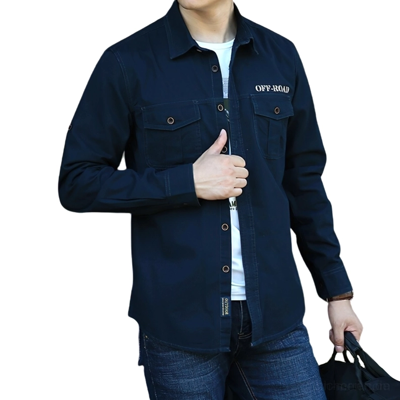 Marineblau taktisches Gothic Hemd mit weißem Unterhemd und Denim-Hose Street-Style-Casual-Look für urbane Alternative-Fashion