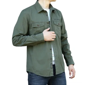 Armeegreen taktisches Gothic Hemd Styling mit Denim-Jeans und weißem Unterhemd auf männlichem Model für Alternative-Fashion
