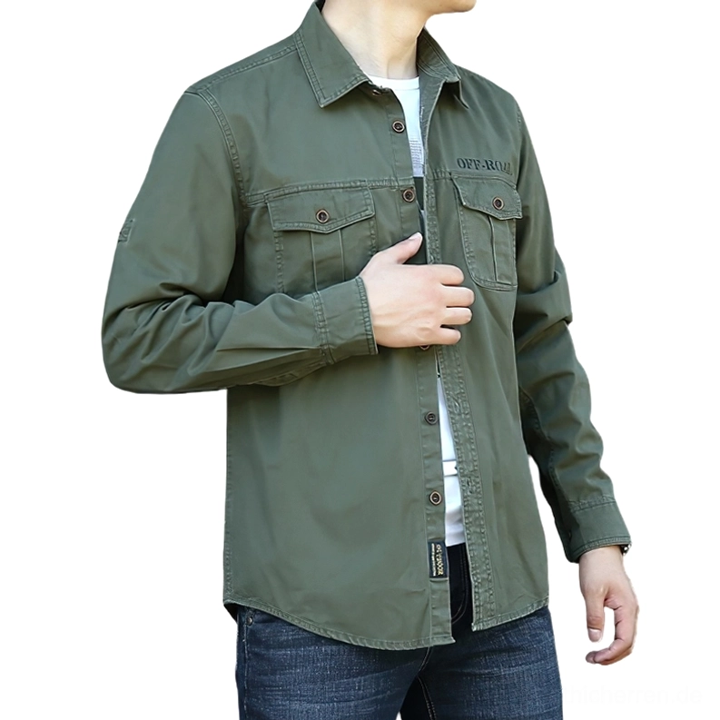 Armeegreen taktisches Gothic Hemd Styling mit Denim-Jeans und weißem Unterhemd auf männlichem Model für Alternative-Fashion