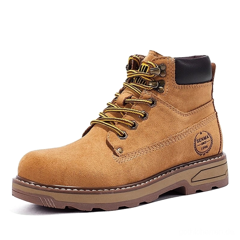 Tan Wildleder Gothic Combat Stiefel mit gelben Kontrastschnüren, strukturierter Sohle und authentischem militärischem Design – Rückansicht