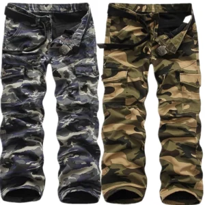 Vergleich zweier Tarn-Cargohosen in verschiedenen Mustern - Waldgrün und Grau-Camouflage, lockerer Schnitt, taktische Trousers mit Multi-Pocket-Design, gotische Hosen nebeneinander