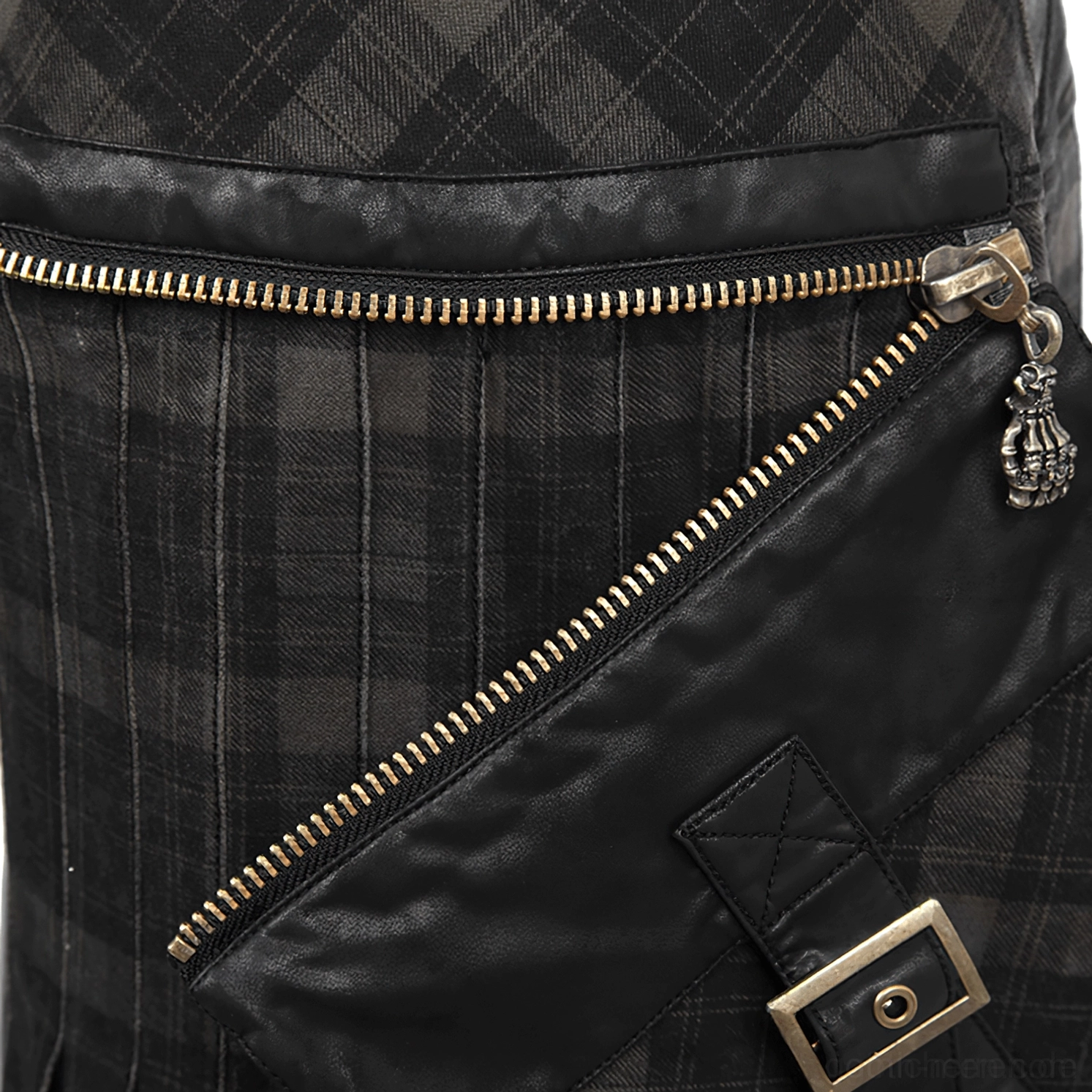Obersicht-Nahaufnahme des Herrenrock Reißverschluss-Trims mit messingfarbenem Metallic-Hardware und Leder-Taschenklappe auf schwarzem Karo