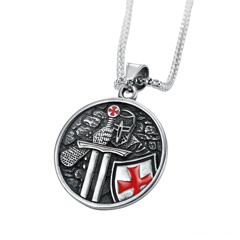 Templer-Kreuz Halskette hängend, Edelstahl-Panzerkette mit geprägtem Anhänger auf weißem Hintergrund, gotisches Schmuckdesign