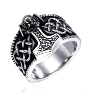 Thor Hammer Mjolnir Ring Seitenansicht schräg – poliertes Edelstahl Innenband mit gravierten nordischen Symbolen und keltischen Knotenengrävungen auf dunkler Patina Hintergrund