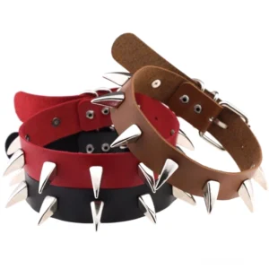 Dreier-Set Spike Leder Choker in gemischten Warmtönen Rot Braun Orange mit silbernen Kegelnietchen und Schnallenverschluss, Gothic Halsband Kollektion