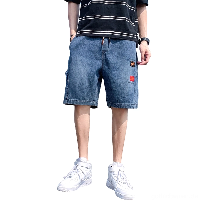 Tiefblaue lockere Denim Shorts für Herren mit Seitenprint-Details und klassischem Denim-Finish, Vorderansicht Flachlage – Alternative Herren Shorts in Gothic Blau