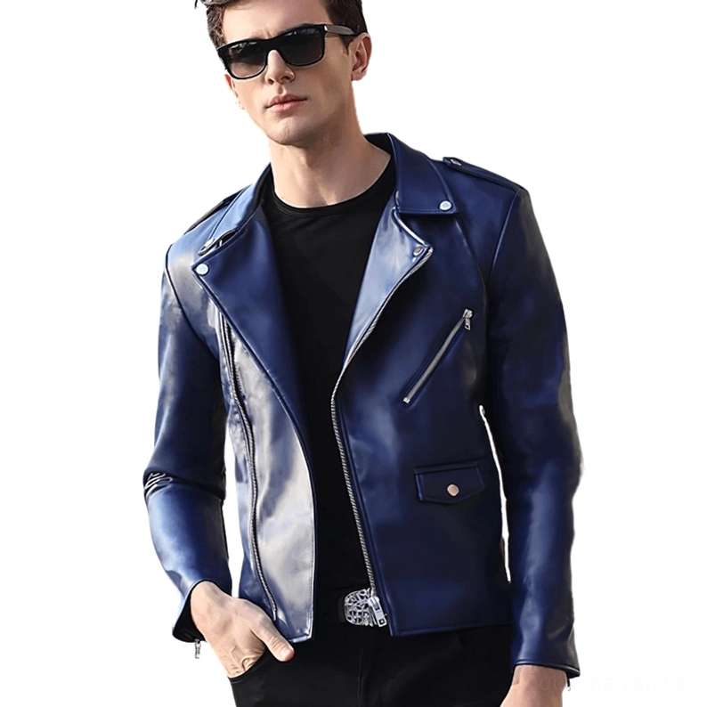 Tiefblaue gotische Kunstleder-Motorradjacke mit silbernen Reißverschlüssen auf männlichem Model getragen mit Sonnenbrille