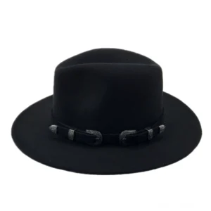 Tiefschwarzer matter vintage Trilby Fedora mit zwei benachbarten Metallschnallen auf Hutband, Studio-Flat-Lay-Fotografie