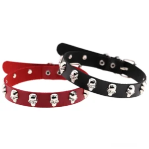 Mehrfarbige verstellbare Leder-Totenkopf-Choker Halbänder Flat-Lay-Display bordeauxrot schwarz gothic Schmuck Alternative Subkultur