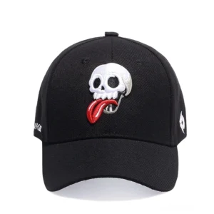Frontansicht der gestickten Totenkopf Gothic Baseball Cap mit zentralem Skull-Embroidery-Design, Seitenlogo und alternativer Streetwear-Ästhetik