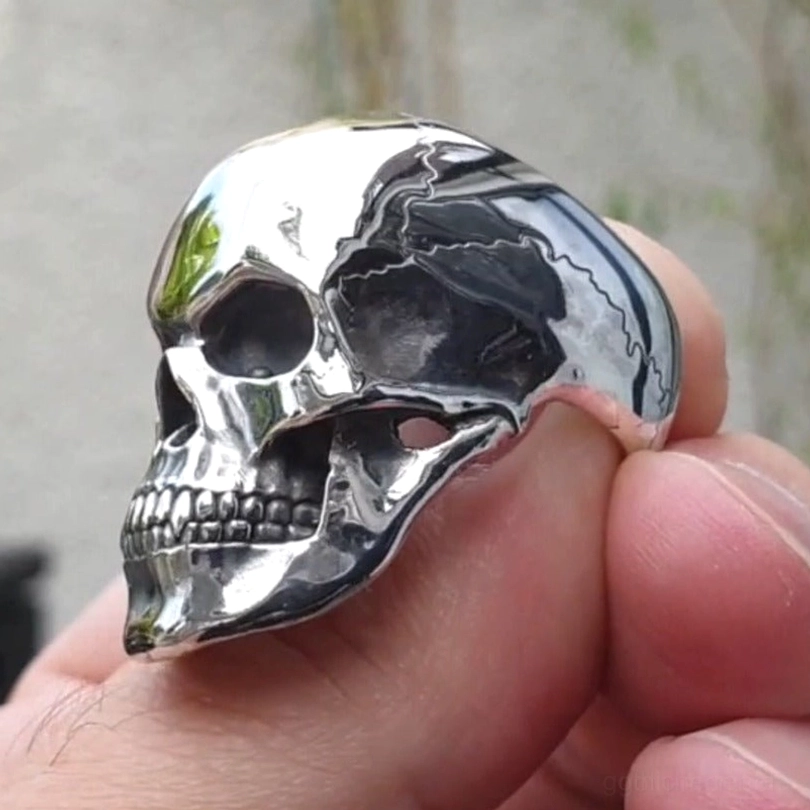Gothischer Totenkopf-Ring Seitenansicht am Finger getragen zeigt hochpolierte Silbertönung gravierte Rissstruktur konvexes Profil und Tragekomfort