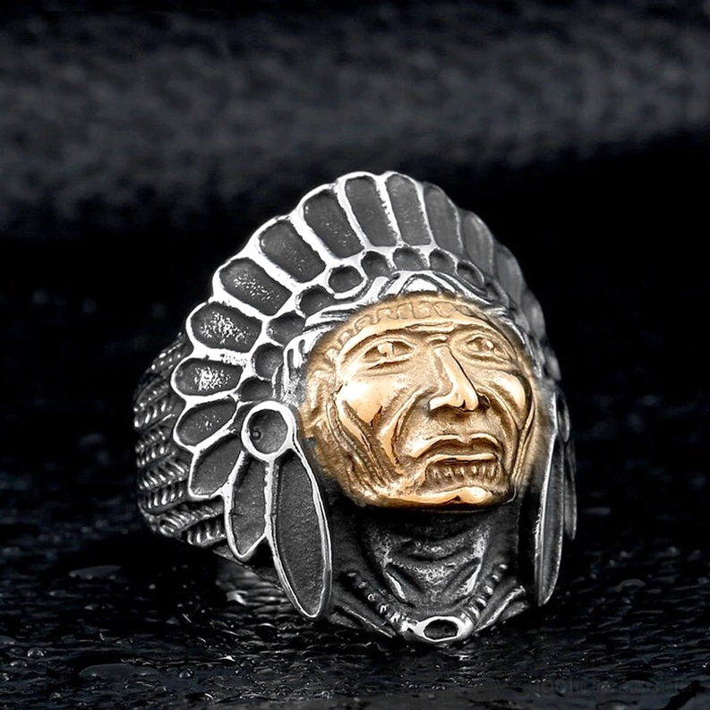 Dunkler gotischer Totenkopf-Häuptling-Ring mit tribal headdress Design in Goldton, drei-viertel Nahaufnahme auf strukturiertem hintergrund
