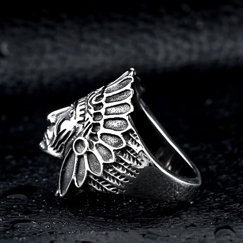 Seitenprofil-ansicht eines gotischen Totenkopf-Häuptling-Rings mit offenem Band, detaillierte tribal seitenschnitzerei und federn in silber