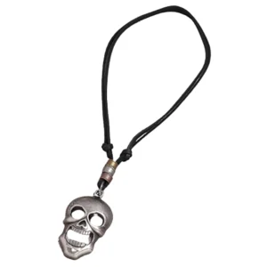 Echtes schwarzes Leder Schnur mit Schiebknoten-Verschluss und kleinem Totenkopf Anhänger, demonstriert Leder-Dicke und einstellbarer Verschlussmechanismus der Gothic Kette