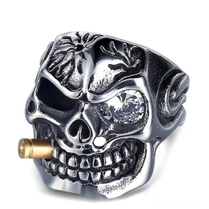 Piraten-Totenkopf-Biker-Ring aus Edelstahl mit Kristallauge, schräge Ansicht zeigt detaillierte gotische Gravur und Handwerkskunst