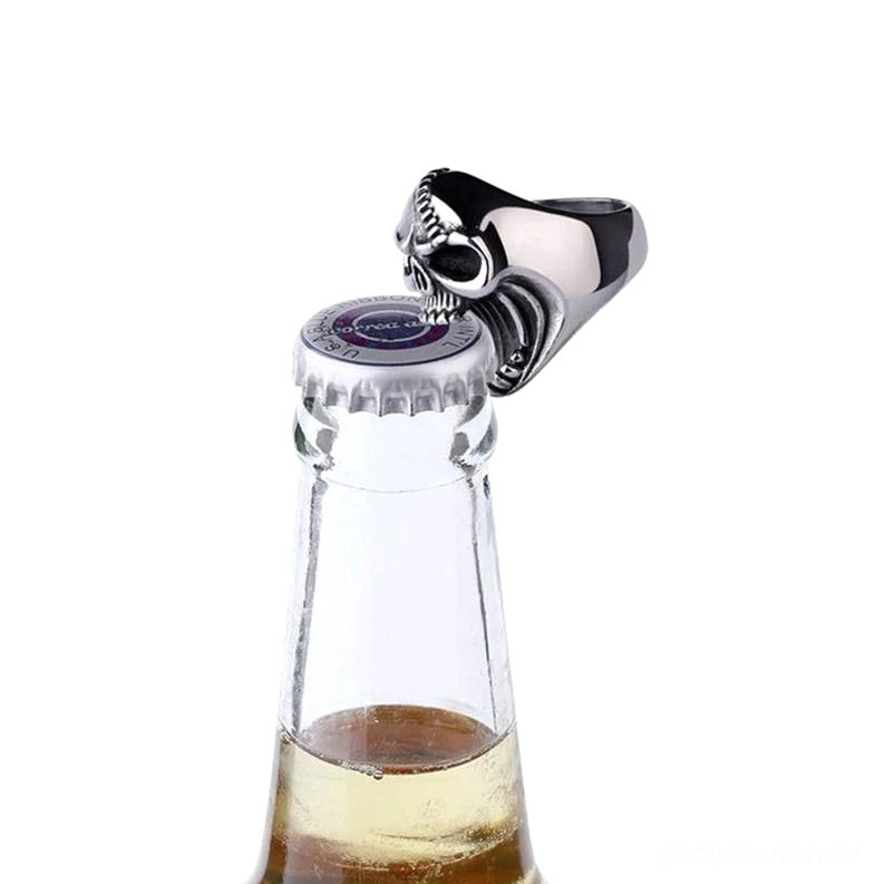 Schädel-Flaschenöffner-Ring in Aktion öffnet Bierflasche, demonstriert funktionale Verwendung und praktischen Nutzen des Gothic-Rings