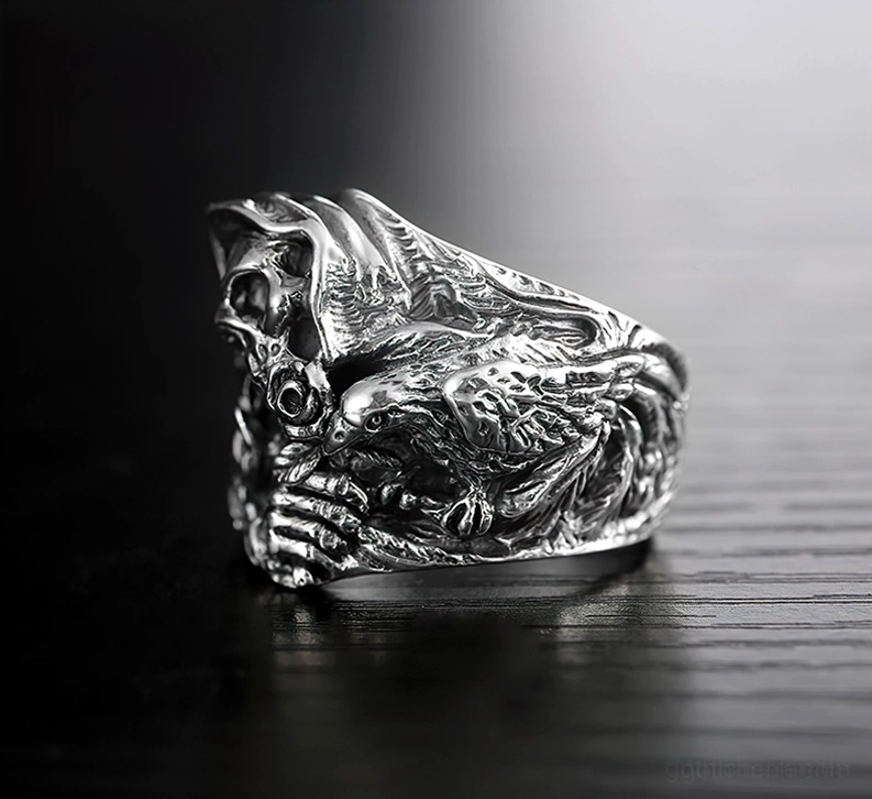 Nahaufnahme Seitenprofil des 925er Sterlingsilber gotischen Totenkopf Rings zeigt detaillierte Skeletthand- und Rabenmotive geschnitzt in Silber, Memento-Mori-Ästhetik