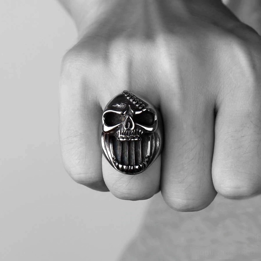 Totenkopf-Flaschenöffner-Ring getragen auf menschlicher Hand, Zeigeringplatzierung, Gothic-Punk-Stil für alltägliches Tragen und Styling