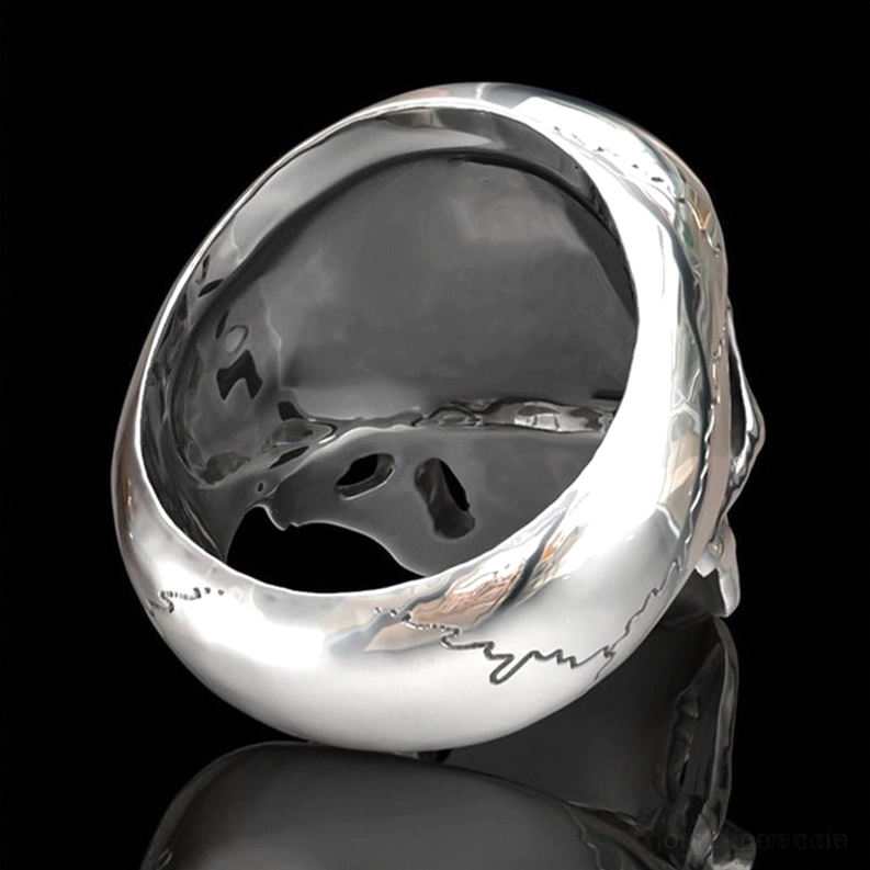 Innenseite Ringband des Totenkopf-Gothic-Rings zeigt glatte Metallkonstruktion gravierte Rissstruktur innere Schädelhohlräume und Tragekomfortkonstruktion