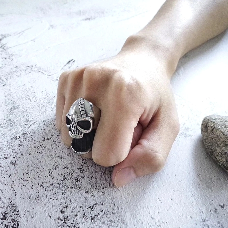 Nahaufnahme Details des Totenkopf-Rings zeigt Schnitzarbeiten und poliertes 316L-Edelstahl-Finish mit authentischer Vintage-Patina-Oberfläche