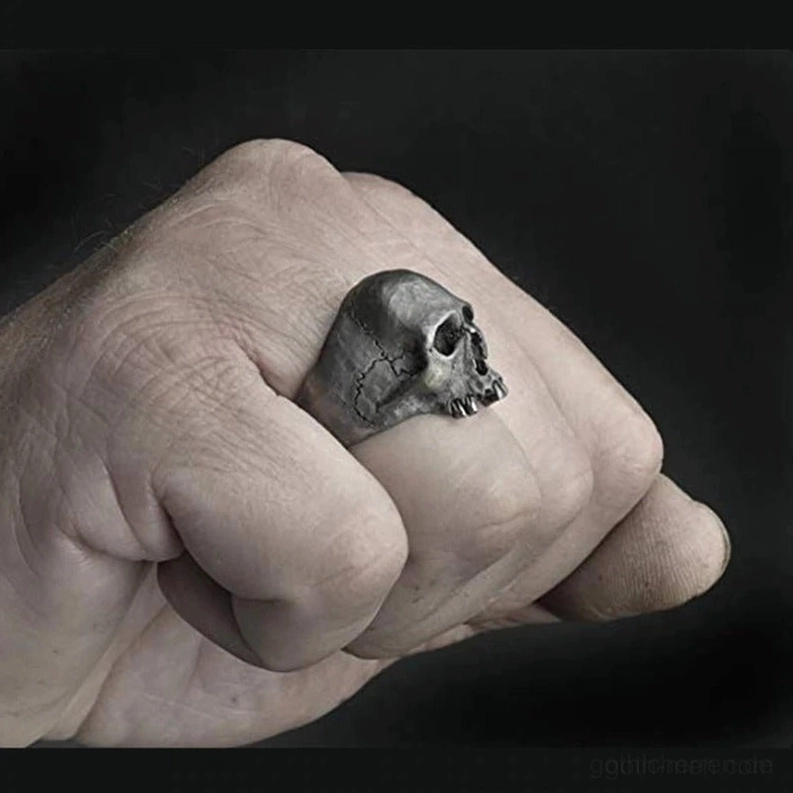 Totenkopf ring seitenprofil ansicht an maennerlicher hand zeigt gealtertes silberfinish und totenkopf tiefenwirkung