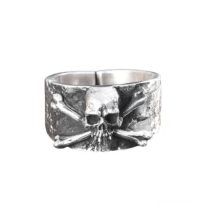 Verstellbarer Totenkopf-Silberring Gothic mit gehämmerter Textur – Frontansicht Flachlage zeigt strukturiertes Banddesign und 3D Totenkopf mit Knochen