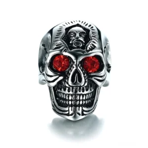 Detaillierte Vorderansicht eines Alternative-Fashion-Totenkopfrings mit lebhaften karminroten Zirkonia-Steinen und verwittertem Silberfinish
