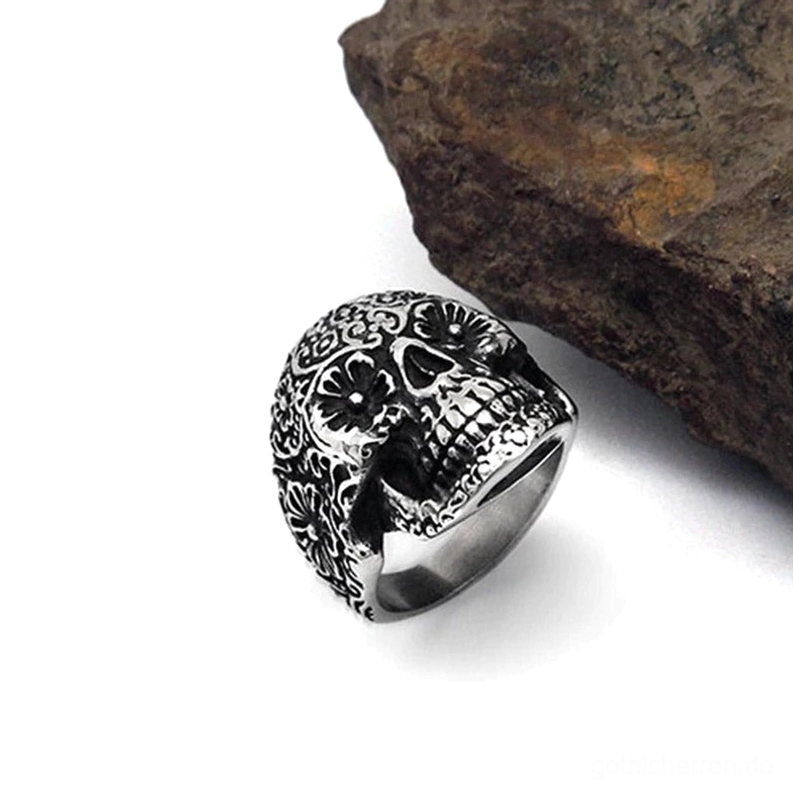 Seitenansicht des Memento-Mori-Totenkopfrings mit Retro-Punk-Gravurtextur, chirurgischer Edelstahl-Ring mit komplexen floralen Mustern, seitliche oblique Perspektive des Gothic-Statement-Ringes