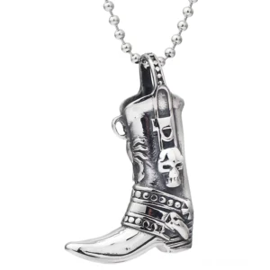 Totenschädel-gravierter Cowboystiefel Gothic Anhänger Halskette mit Kugelgliederkette, Frontal-Dreiviertels-Ansicht mit kunstvollen Totenschädel-Motiven auf poliertem Edelstahl, detaillierte Gravurarbeit