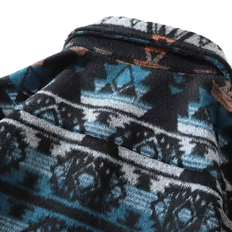 Tribal Geometric Print Hemd Stoff-Textur Detail – Nahaufnahme des flauschigen Fleece-Materials mit aztekischen okkulten Mustern und feiner Detailverarbeitung