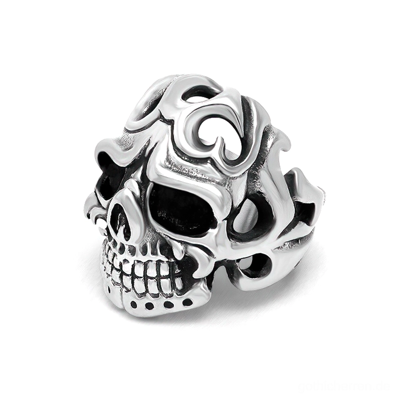 Tribal Hollow Skull Edelstahlring Gothic mit detaillierten Hohlschnitzereien, Frontalansicht auf weißem Hintergrund mit Vintage-Silber-Finish und realistischen Schädelstrukturen