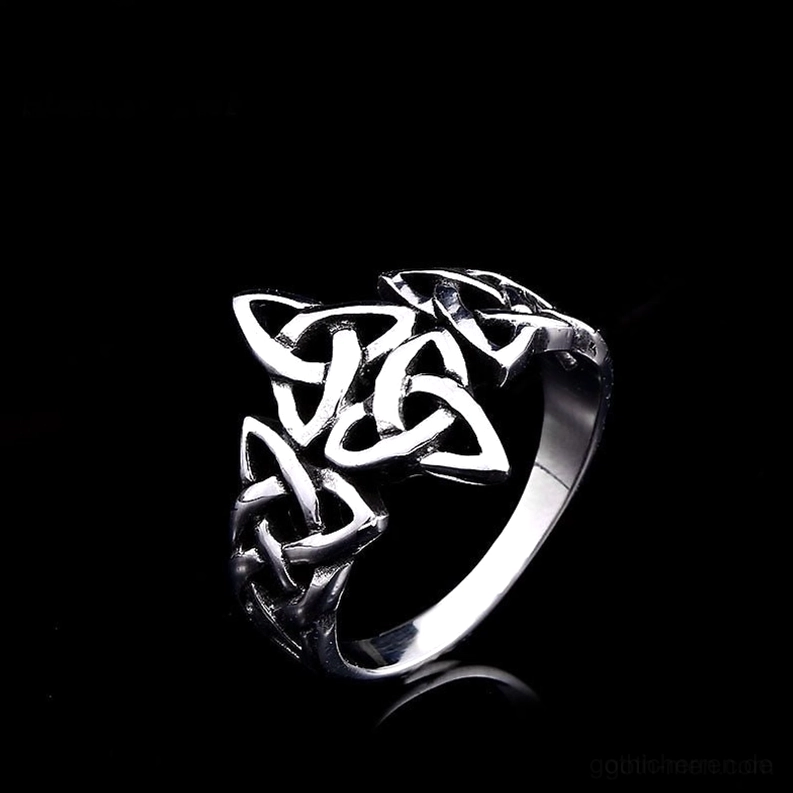 Dunkler Silber-Triquetra-Knoten-Ring Seitenansicht auf schwarzem Hintergrund mit reflektierendem Finish, gotisches Schmuckdesign mit keltischem Trinity-Muster